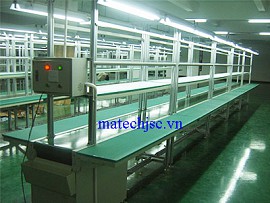 Băng truyền có bàn sườn và bàn dụng cụ