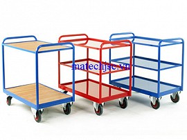 Xe đẩy hàng khung thép trong nhà máy sản xuất