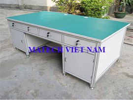 Bàn thao tác khung nhôm có ngăn khóa để đồ
