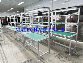 Bàn thao tác nhôm định hình có thành chắn chống rơi sản phẩm