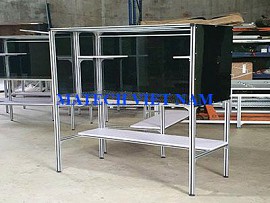Bàn thao tác khung nhôm mặt inox có mica và nẹp che bụi