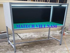Bàn thao tác khung thép có đèn và mica đen xung quanh