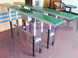 Băng tải nghiêng PVC bốn chân tăng chỉnh